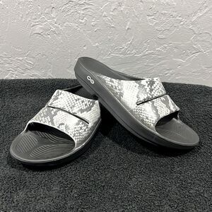 🔥 Oofos Reptile Limited Snake Print Ooaah Recovery Slide Sandals Wmn 10 / EU 41